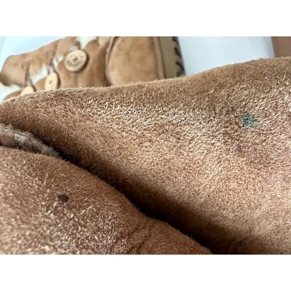 UGG Bailey Button Triplet II Boot in Chestnut Suede - Picture 4 of 5